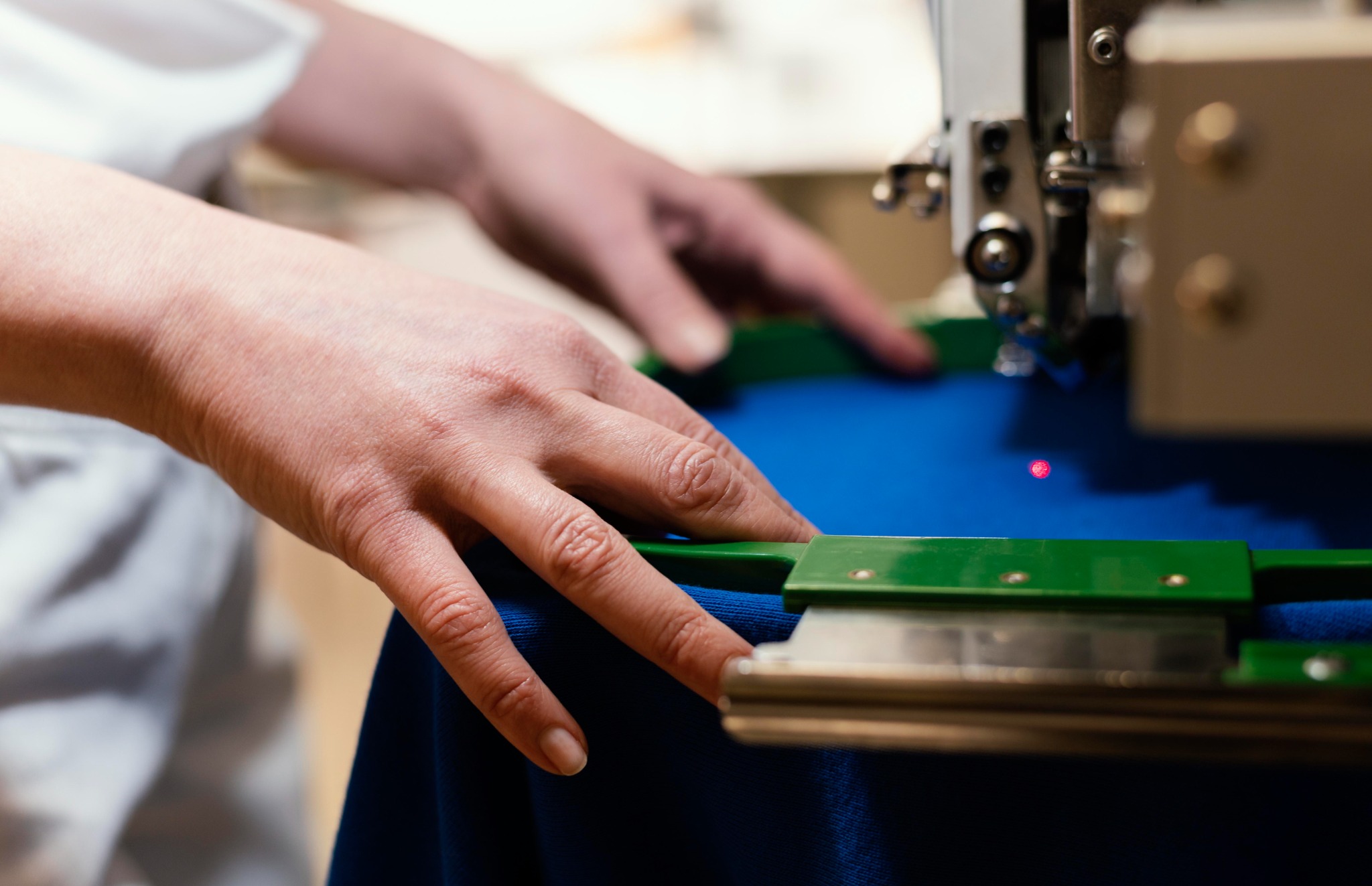 Arbeit an der Stickmaschine